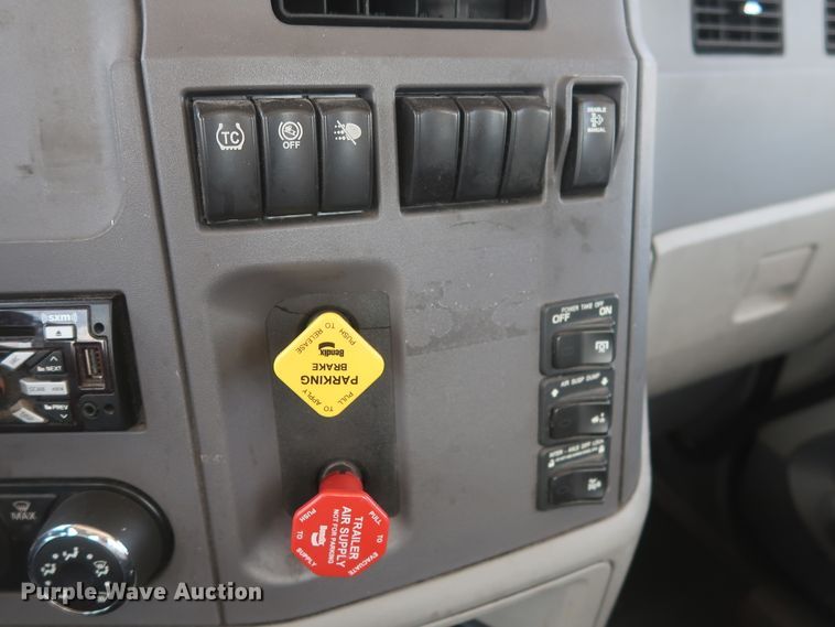 image for item HA9115 2017 Peterbilt 579  semi truck