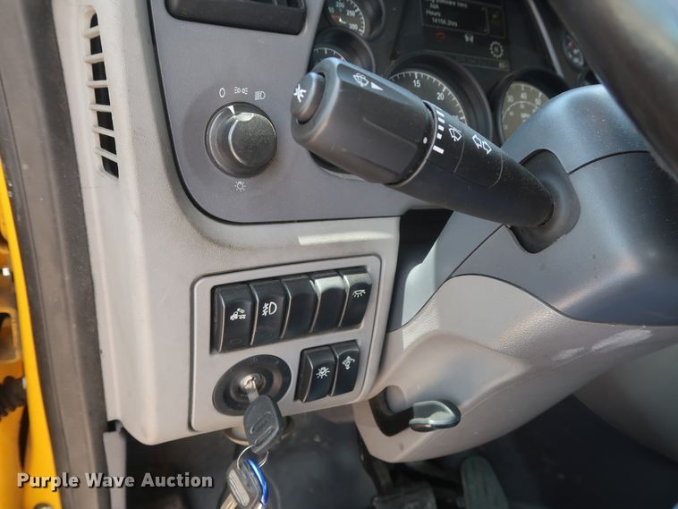 image for item HA9115 2017 Peterbilt 579  semi truck