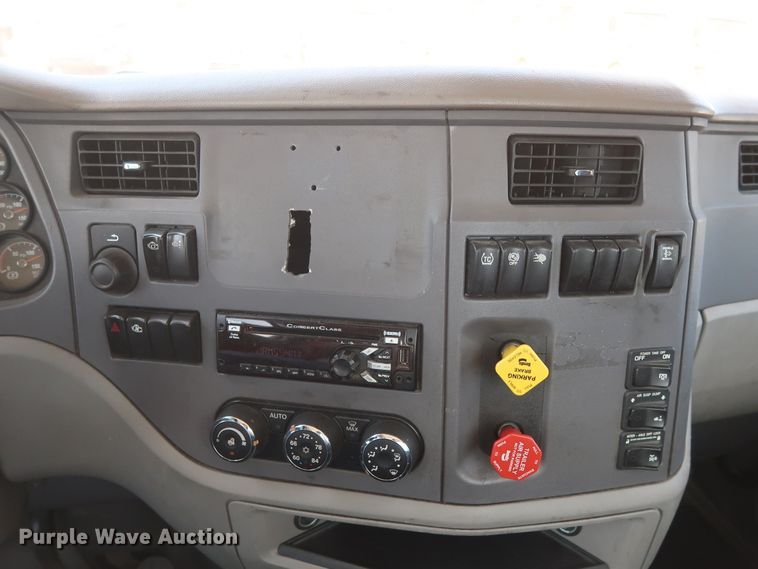 image for item HA9115 2017 Peterbilt 579  semi truck