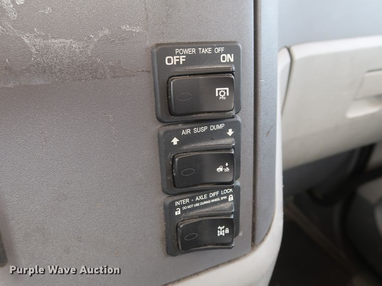 image for item HA9115 2017 Peterbilt 579  semi truck