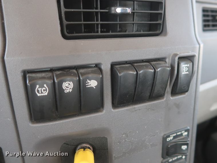 image for item HA9115 2017 Peterbilt 579  semi truck