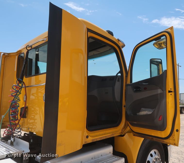 image for item HA9115 2017 Peterbilt 579  semi truck