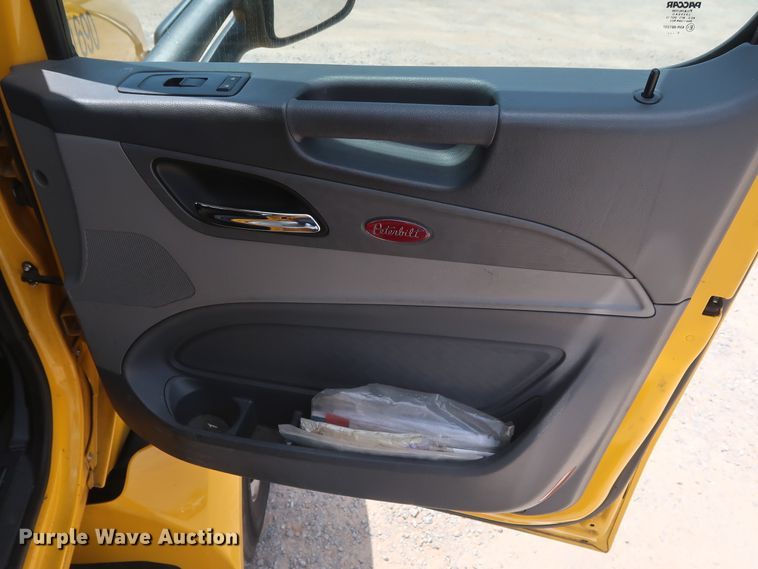 image for item HA9115 2017 Peterbilt 579  semi truck