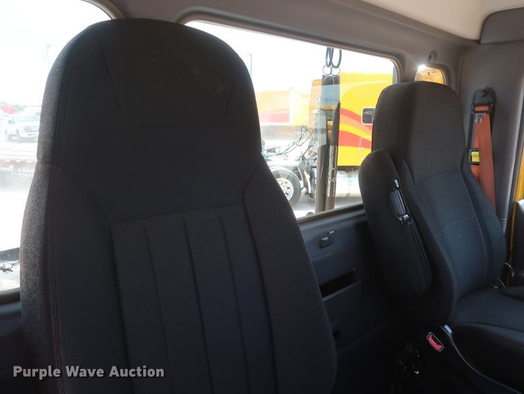 image for item HA9115 2017 Peterbilt 579  semi truck