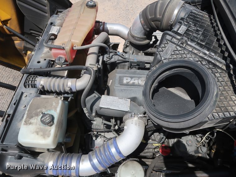 image for item HA9115 2017 Peterbilt 579  semi truck