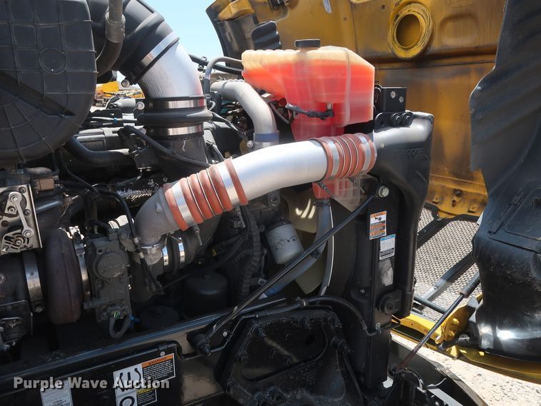 image for item HA9115 2017 Peterbilt 579  semi truck