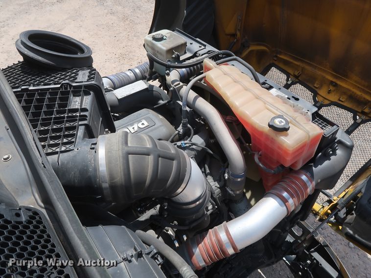 image for item HA9115 2017 Peterbilt 579  semi truck