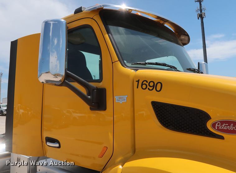 image for item HA9115 2017 Peterbilt 579  semi truck