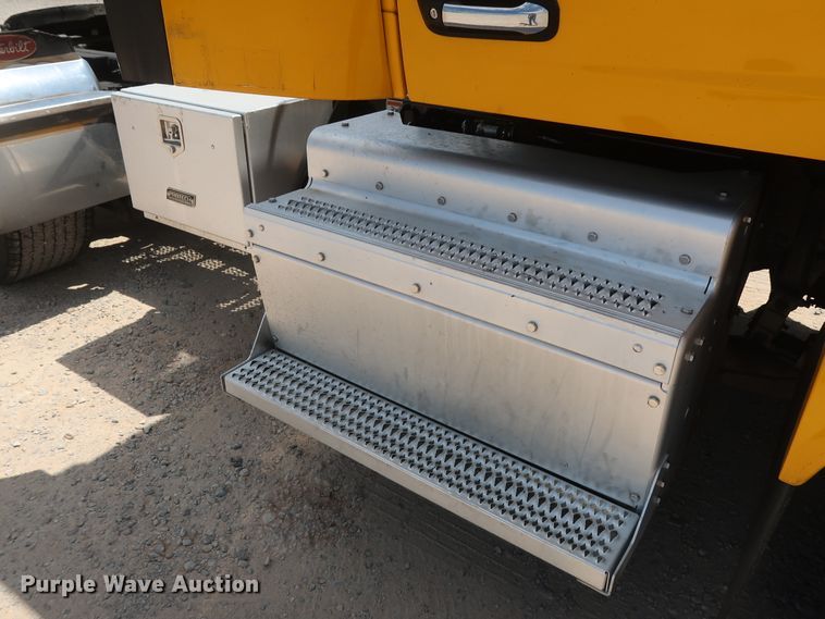 image for item HA9115 2017 Peterbilt 579  semi truck