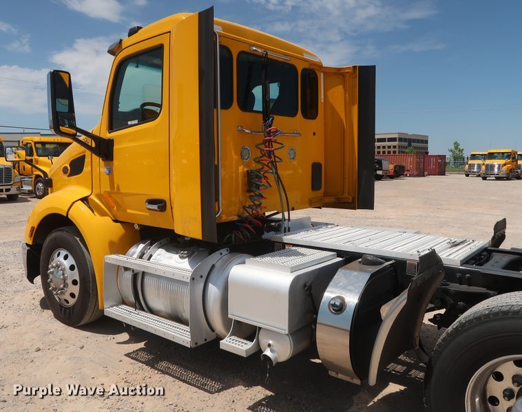 image for item HA9115 2017 Peterbilt 579  semi truck
