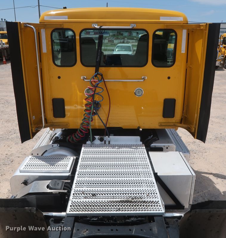 image for item HA9115 2017 Peterbilt 579  semi truck