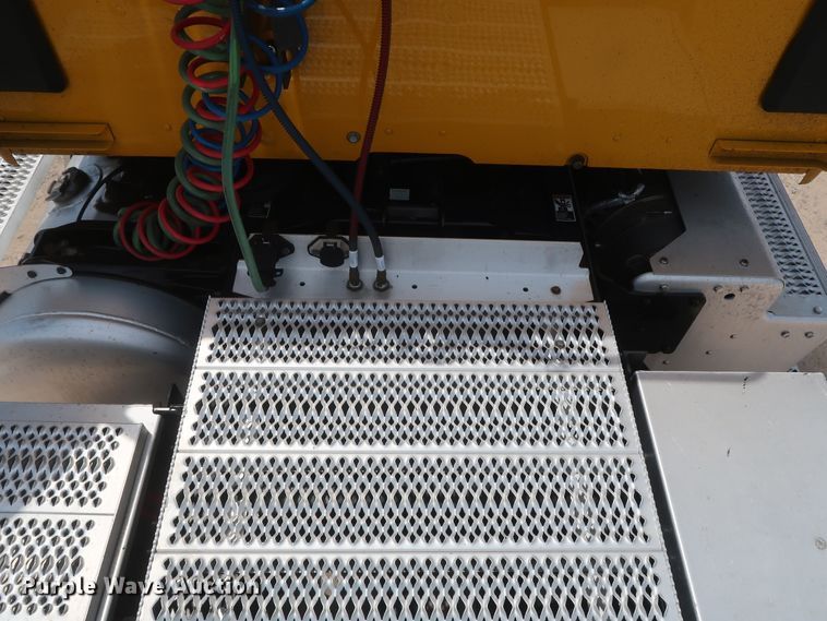 image for item HA9115 2017 Peterbilt 579  semi truck