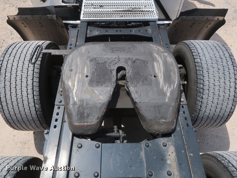 image for item HA9115 2017 Peterbilt 579  semi truck