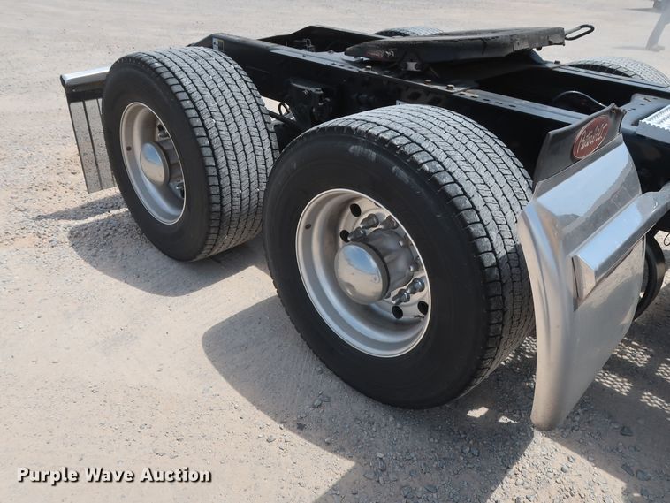 image for item HA9115 2017 Peterbilt 579  semi truck