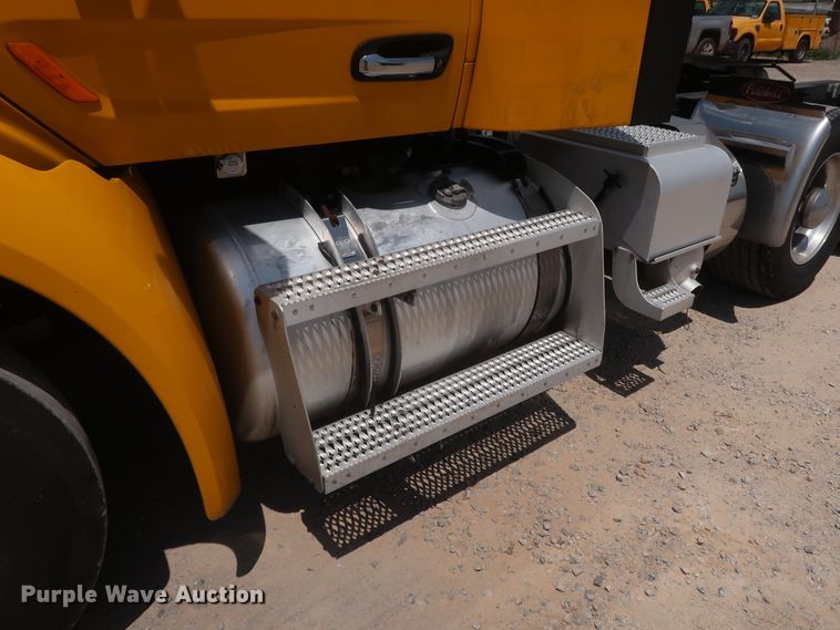 image for item HA9115 2017 Peterbilt 579  semi truck