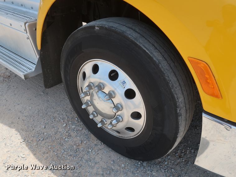 image for item HA9115 2017 Peterbilt 579  semi truck