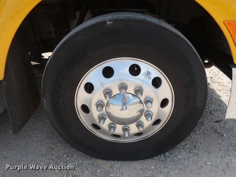 image for item HA9115 2017 Peterbilt 579  semi truck