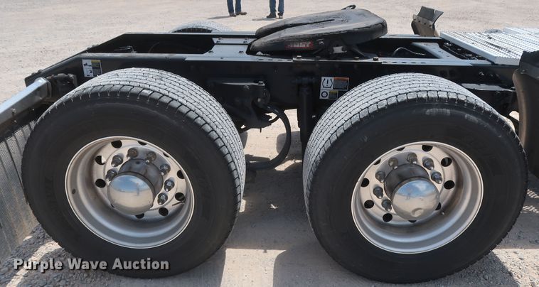 image for item HA9115 2017 Peterbilt 579  semi truck