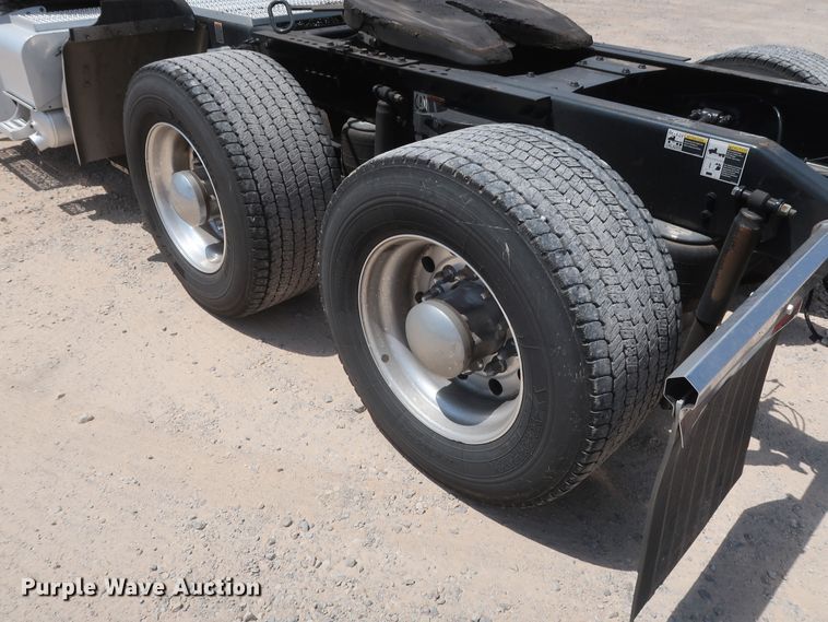 image for item HA9115 2017 Peterbilt 579  semi truck