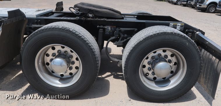 image for item HA9115 2017 Peterbilt 579  semi truck