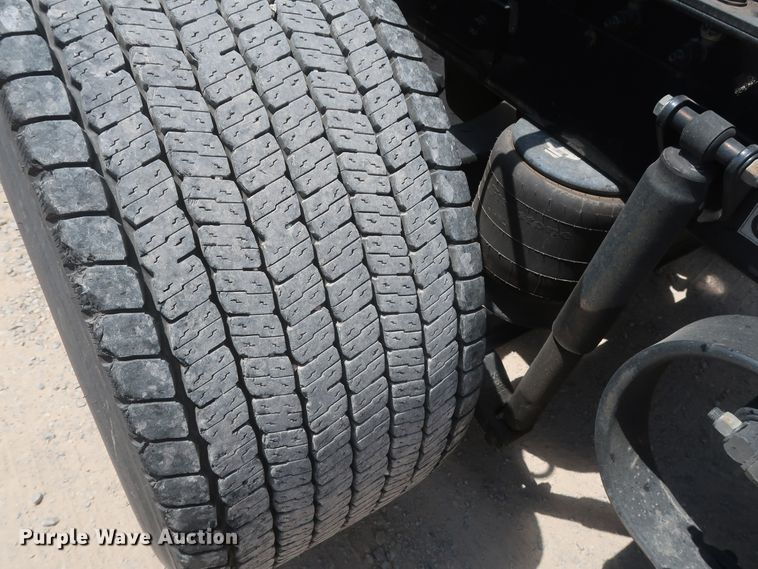 image for item HA9115 2017 Peterbilt 579  semi truck