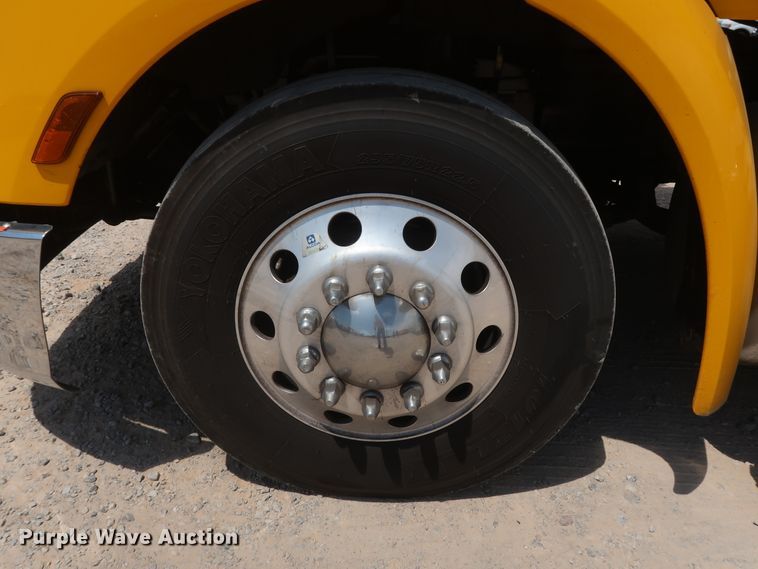 image for item HA9115 2017 Peterbilt 579  semi truck