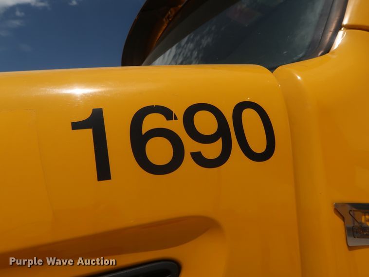 image for item HA9115 2017 Peterbilt 579  semi truck