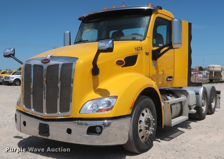 image for item HA9116 2016 Peterbilt 579  semi truck