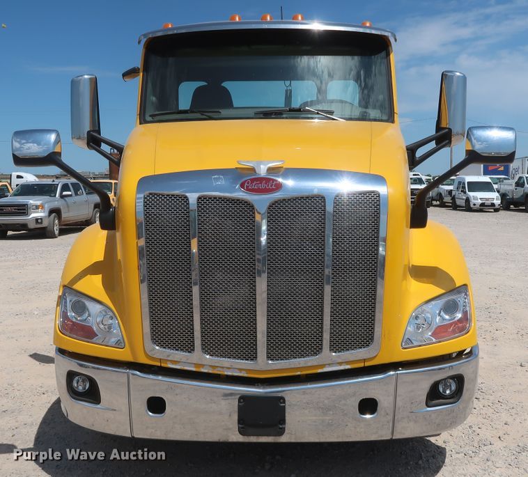 image for item HA9116 2016 Peterbilt 579  semi truck