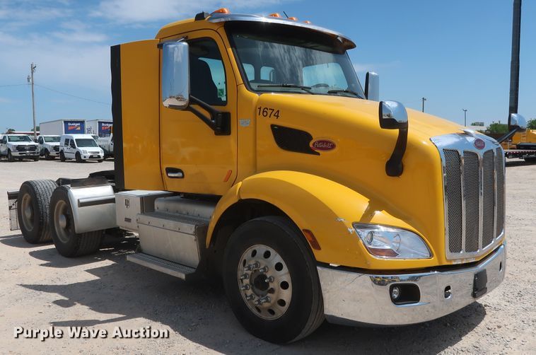 image for item HA9116 2016 Peterbilt 579  semi truck