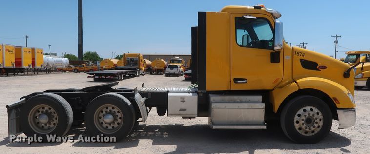 image for item HA9116 2016 Peterbilt 579  semi truck