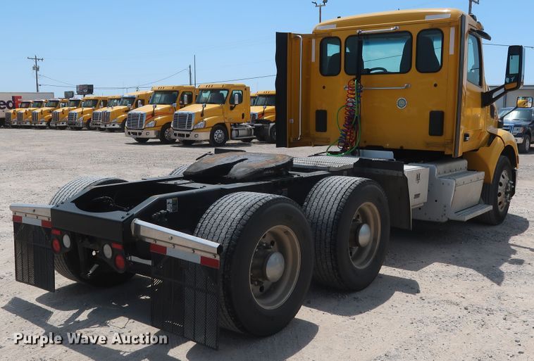 image for item HA9116 2016 Peterbilt 579  semi truck