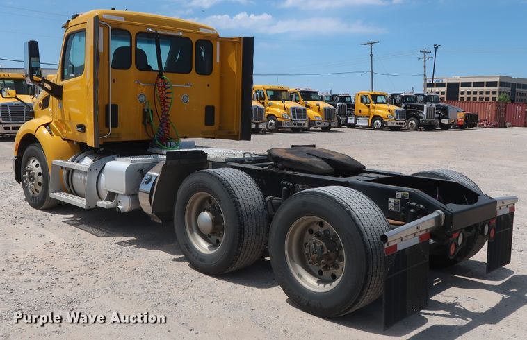 image for item HA9116 2016 Peterbilt 579  semi truck