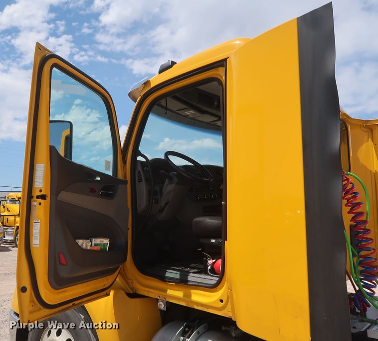 image for item HA9116 2016 Peterbilt 579  semi truck