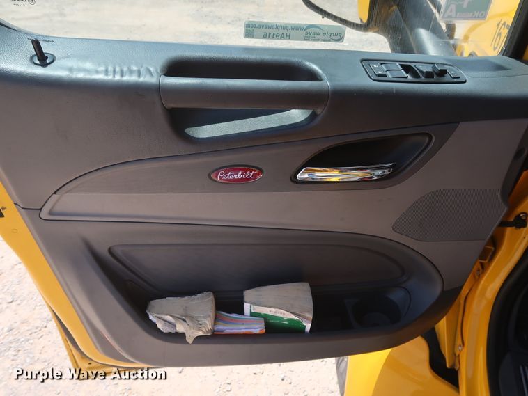 image for item HA9116 2016 Peterbilt 579  semi truck