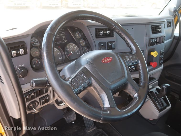 image for item HA9116 2016 Peterbilt 579  semi truck