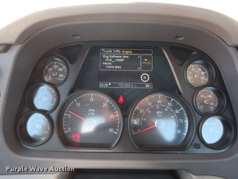 image for item HA9116 2016 Peterbilt 579  semi truck