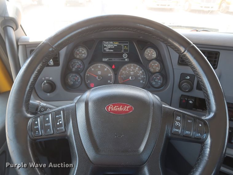 image for item HA9116 2016 Peterbilt 579  semi truck