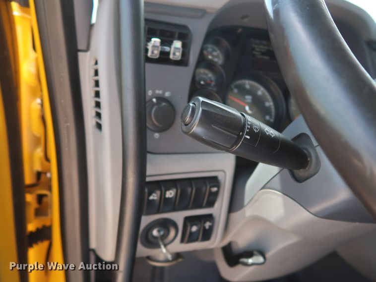 image for item HA9116 2016 Peterbilt 579  semi truck