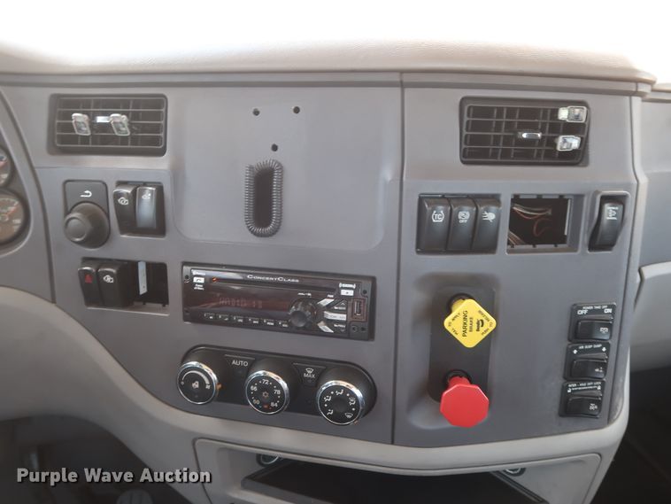 image for item HA9116 2016 Peterbilt 579  semi truck