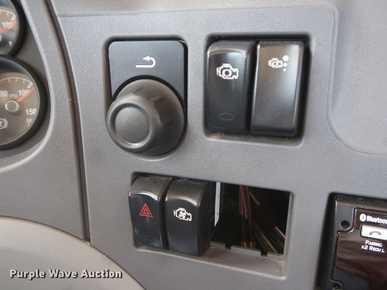 image for item HA9116 2016 Peterbilt 579  semi truck