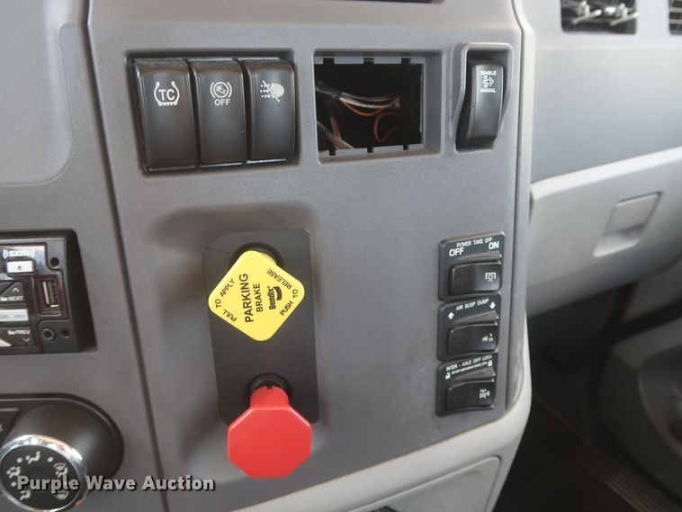 image for item HA9116 2016 Peterbilt 579  semi truck