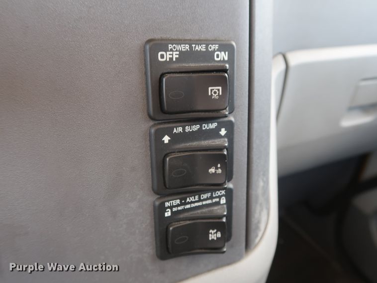 image for item HA9116 2016 Peterbilt 579  semi truck