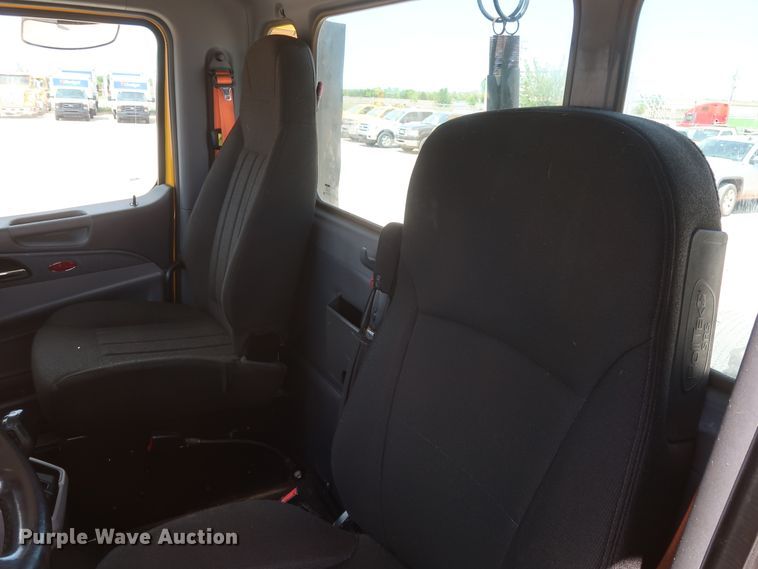 image for item HA9116 2016 Peterbilt 579  semi truck