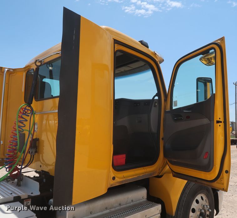 image for item HA9116 2016 Peterbilt 579  semi truck