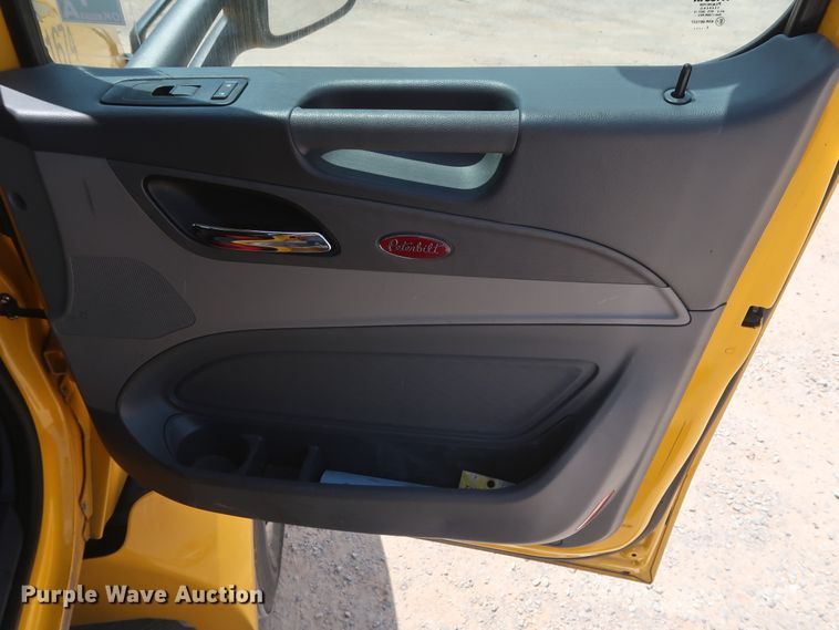 image for item HA9116 2016 Peterbilt 579  semi truck