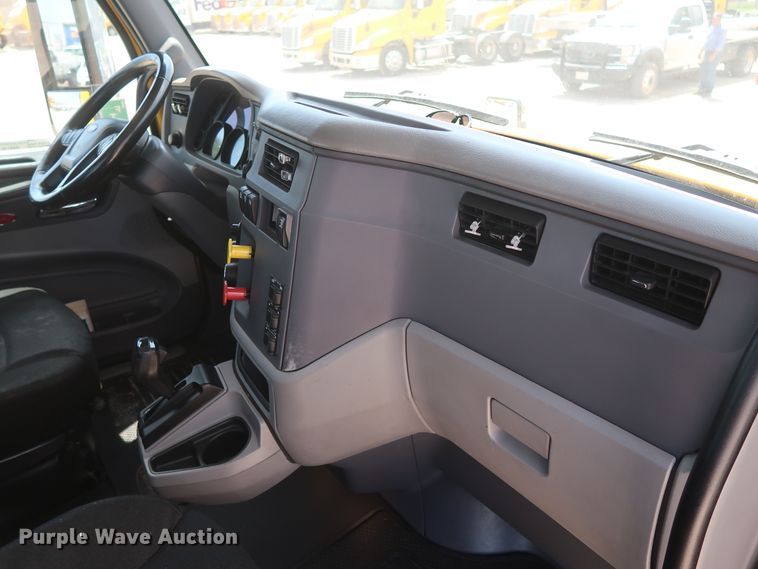 image for item HA9116 2016 Peterbilt 579  semi truck