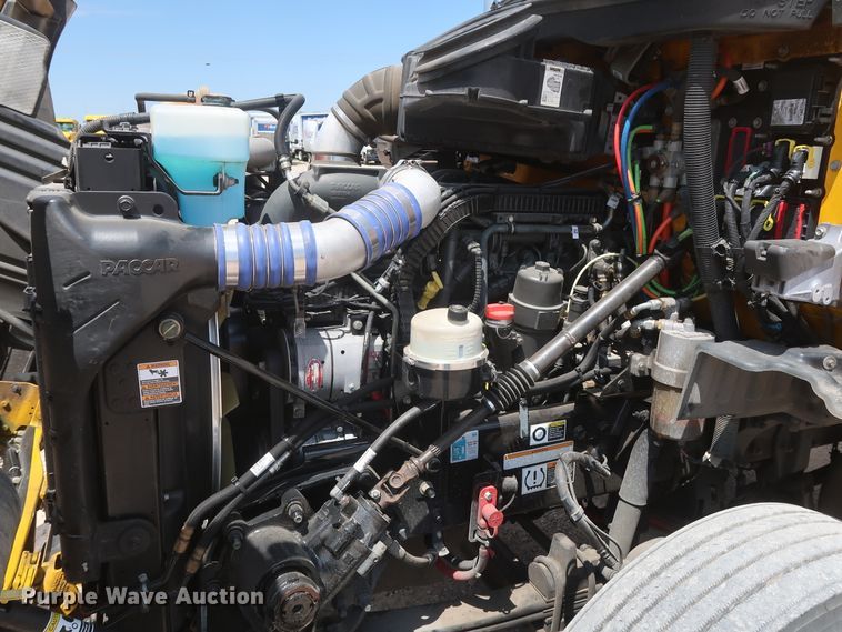 image for item HA9116 2016 Peterbilt 579  semi truck