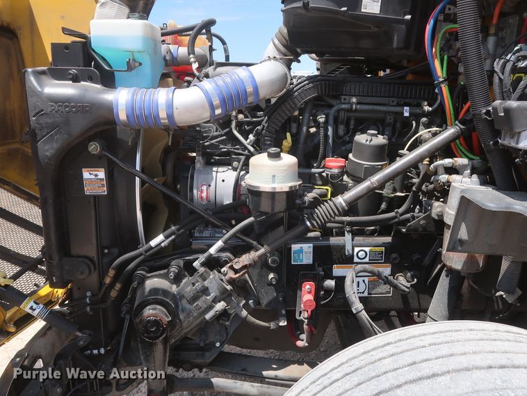 image for item HA9116 2016 Peterbilt 579  semi truck