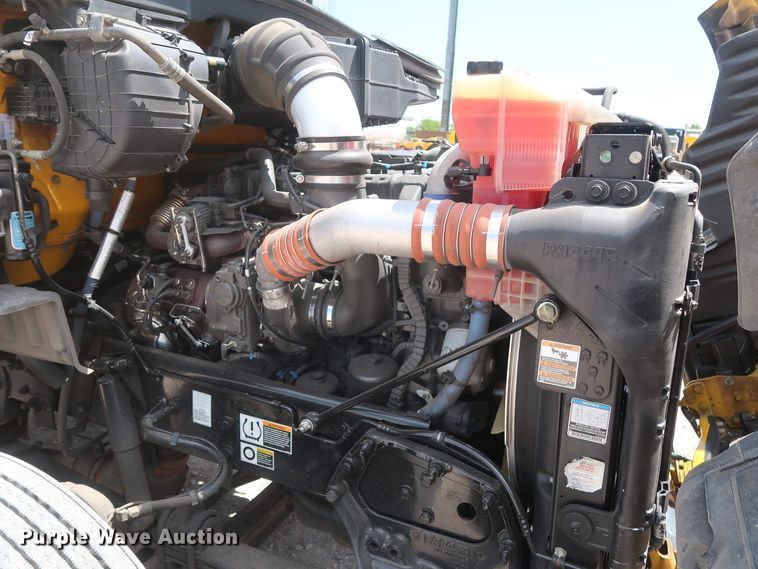 image for item HA9116 2016 Peterbilt 579  semi truck